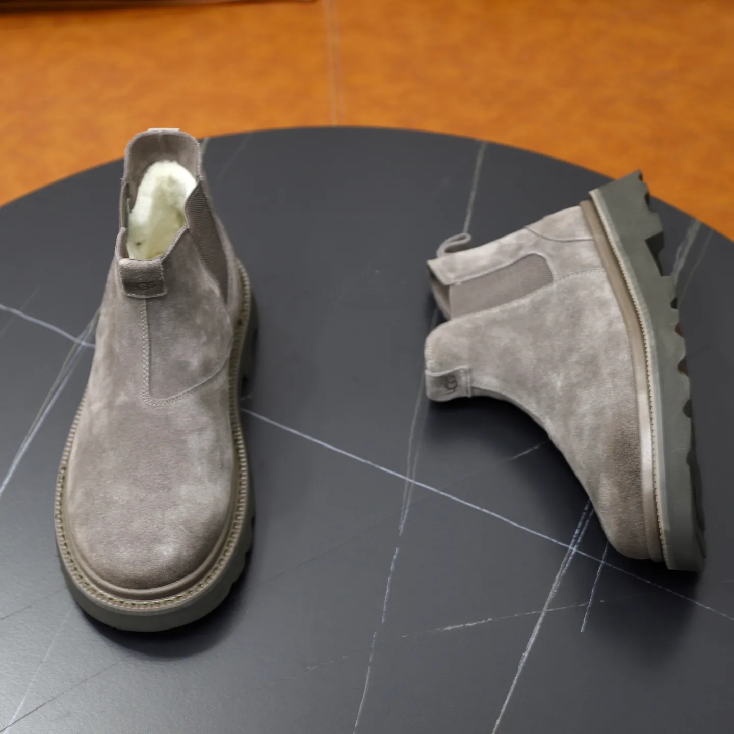 Ex-factory price: 640💰Thick wool imported from Australia Brand: UGG genuine purchasing agent Size: 39-45 Grade: Official website 1:1 Material: First layer of genuine leather waterproof and antifreeze upper Real wool lining Original non-slip soft wear-resistant outsole Style category: Men's casual shoes Trendy style Comfortable on the feet Color: Official website color synchronization